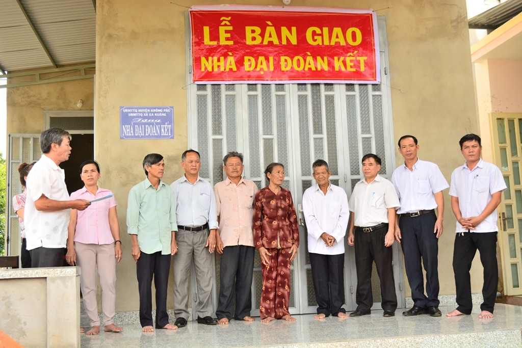Lễ bàn giao nhà Đại đoàn kết cho hộ nghèo tại xã Ea Kuăng