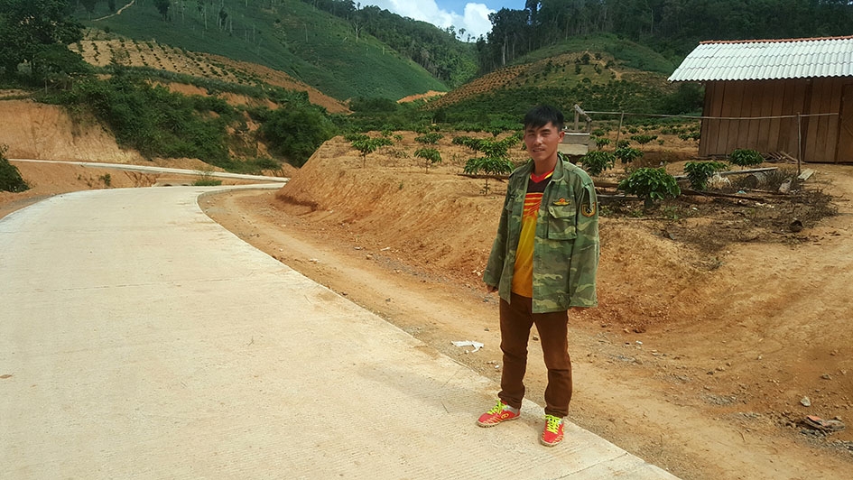 Anh Sùng Văn Phìn ở thôn Ea Bar đã hiến gần 300 m2 đất và hơn 50 cây cà phê để làm đường. 
