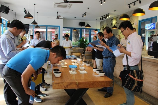 Thử nếm cà phê đặc sản tại showroom của Công ty TNHH MTV Xuất nhập khẩu 2-9 Đắk Lắk