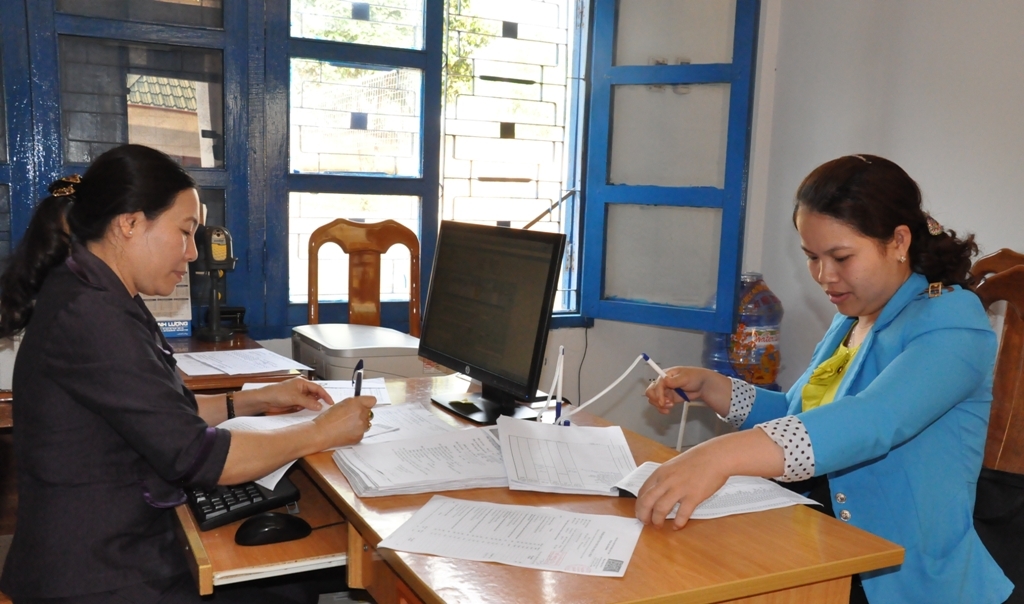 Cán bộ Chi cục Thuế thị xã Buôn Hồ hướng dẫn người nộp thuế thực hiện kê khai thuế.