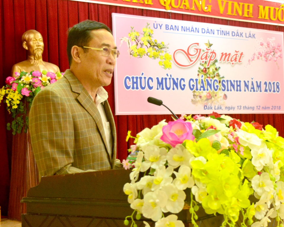 Đồng chí Võ Văn Cảnh, Phó Chủ tịch UBND tỉnh chúc mừng lễ Giáng sinh các chức sắc, chức việc.