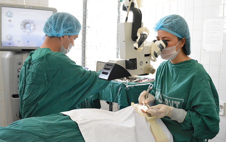Bác sĩ Bệnh viện Mắt Quốc tế Nhật Bản – Hà Nội thực hiện phẫu thuật thay thủy tinh thể cho bệnh nhân. 