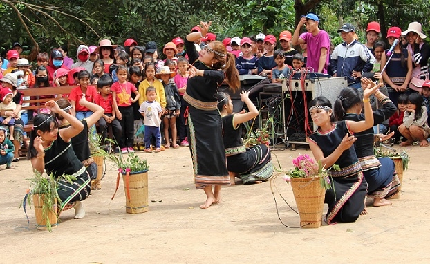 Múa hát trong Lễ hội Mừng cơm mới buôn Kon Hring (xã Ea Đing)