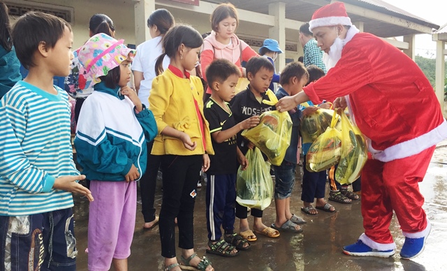 Ban tổ chức trao quà cho các em thiếu nhi trên địa bàn xã Cư Đrăm.