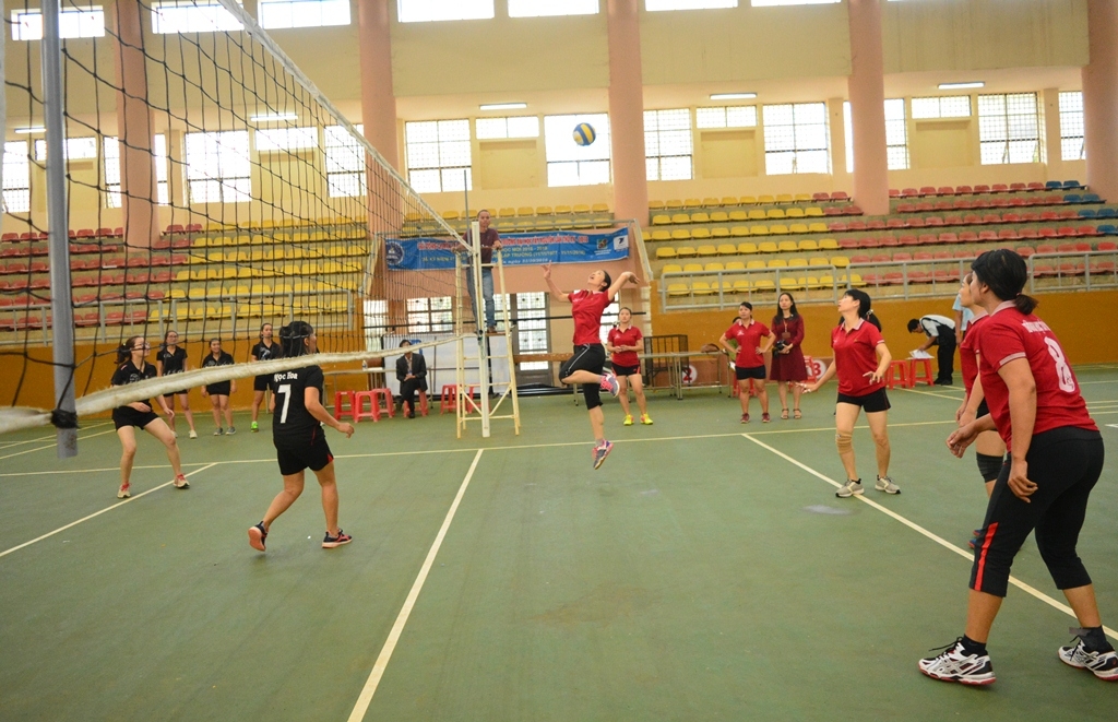 Đội bóng chuyền Trường Đại học Tây Nguyên (áo đỏ) đoạt chức  vô địch nội dung nữ.
