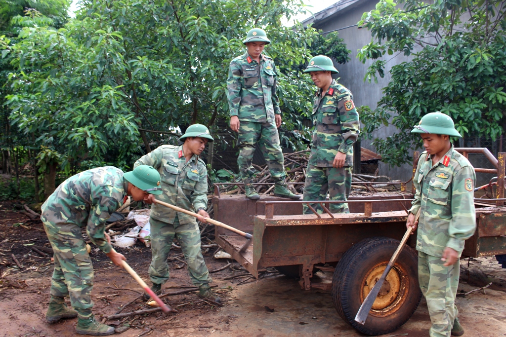 Các chiến sĩ giúp nhân dân xã Hòa Xuân (TP. Buôn Ma Thuột) dọn dẹp vệ sinh