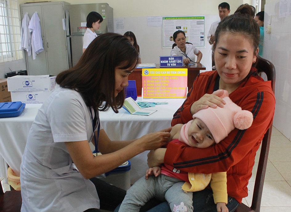 Tiêm vắc xin phòng bệnh cho trẻ tại Trạm y tế phường Thành Công, TP. Buôn Ma Thuột. 