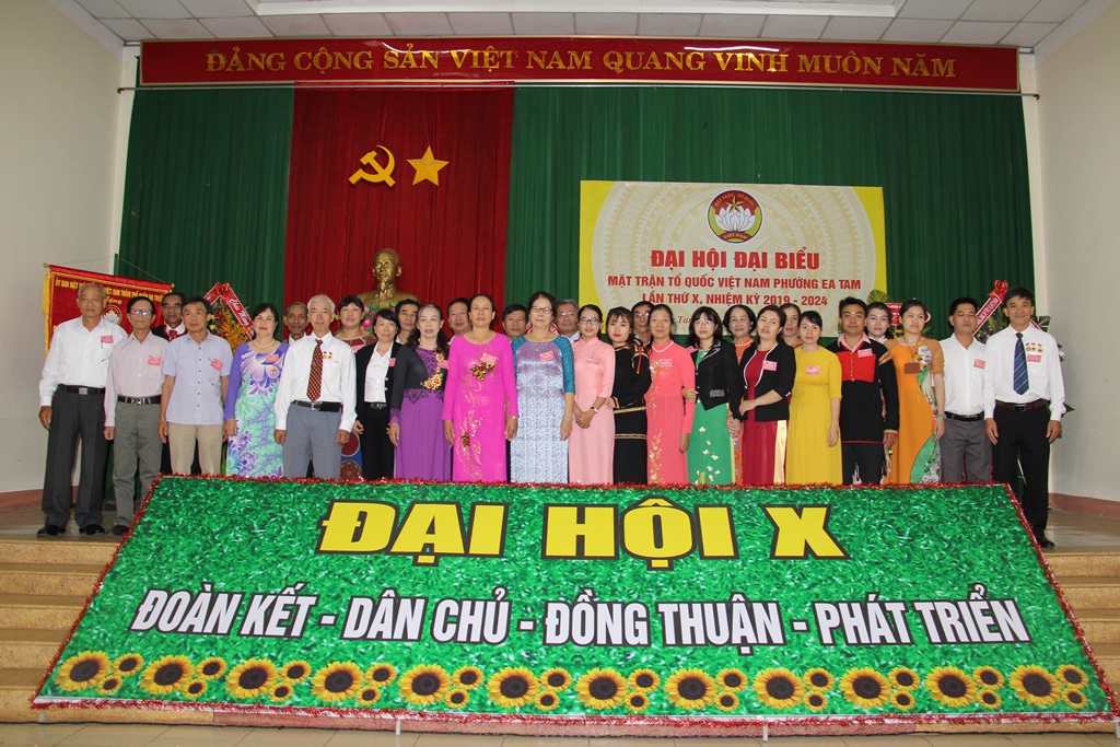 Ủy viên Ủy ban MTTQ Việt Nam phường Ea Tam ra mắt tại Đại hội.