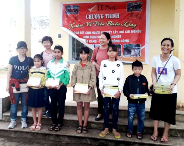 Ban tổ chức trao quà cho các em học sinh trên địa bàn xã Dang Kang.