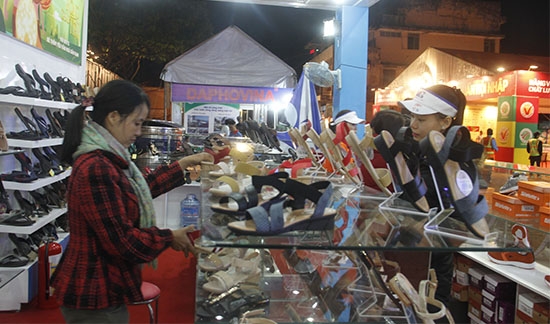 Ngươì tiêu dùng đến tìm hiểu, mua sắm sản phẩm hàng Việt Nam chất lượng cao tại hội chợ