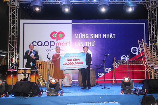 Lãnh đạo Co.opMart Buôn Ma Thuột (bìa phải) trao quà tặng Trung tâm bảo trợ xã hội tỉnh