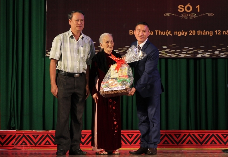 Ban Tổ chức trao quà tặng Mẹ Việt Nam Anh hùng Nguyễn Thị Nữa. 