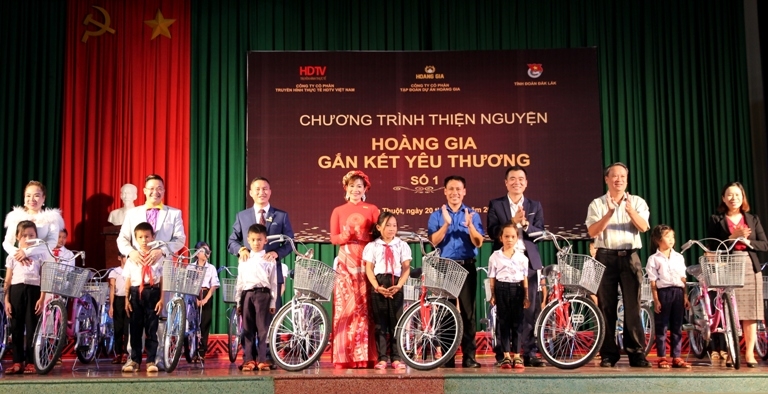 ... và các em học sinh nhận xe đạp từ chương trình.