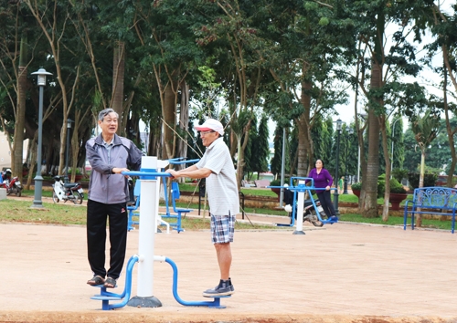 Người dân tập luyện thể dục tại một khu vực công cộng trên địa bàn TP. Buôn Ma Thuột