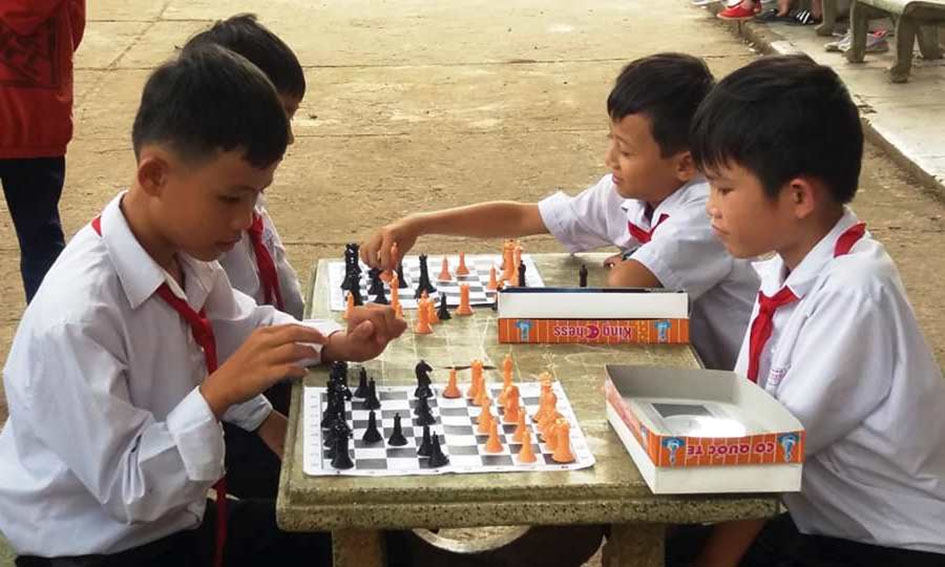 Học sinh Trường THCS Ea Phê (huyện Krông Pắc) đánh cờ vua trong giờ ra chơi.