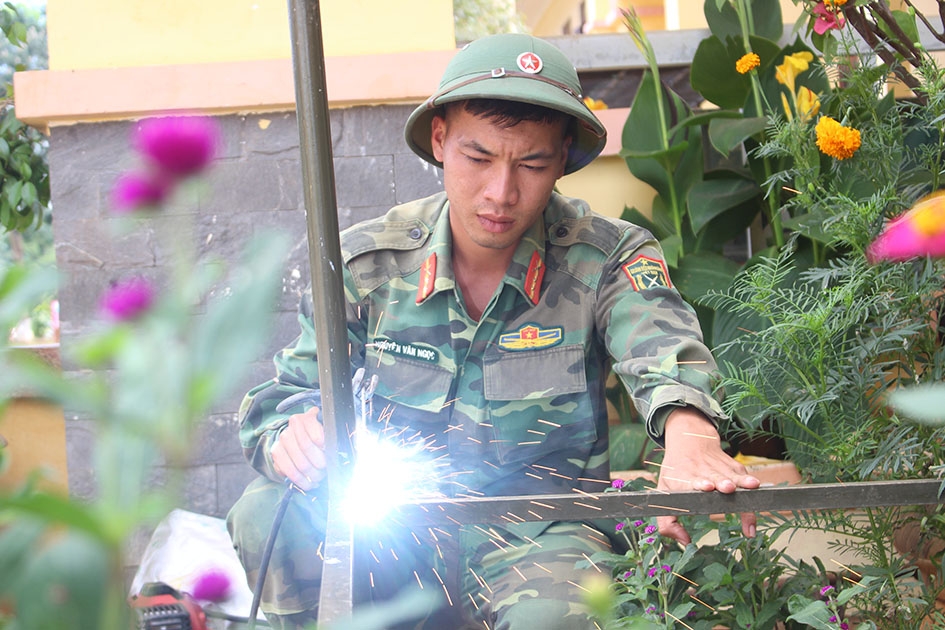Trung sĩ Nguyễn Văn Ngọc hàn khung treo phong lan tại Tiểu đoàn.  