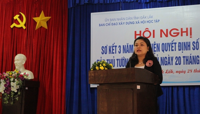 Phó Chủ tịch UBND tỉnh, Trưởng Ban Chỉ đạo xây dựng xã hội học tập tỉnh H’Yim Kđoh phát biểu tại hội nghị.