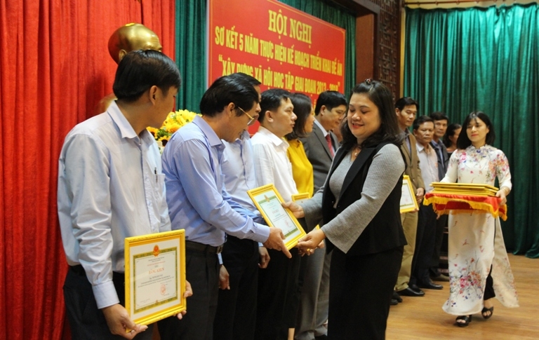 Phó Chủ tịch UBND tỉnh H’Yim Kđoh trao Bằng khen của UBND tỉnh tặng các cá nhân có thành tích xuất sắc. 