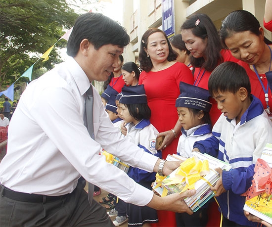 Anh Nguyễn Ngọc Anh (đang công tác tại TP. Hồ Chí Minh) là cựu sinh viên của trường trao tặng sách cho các lớp