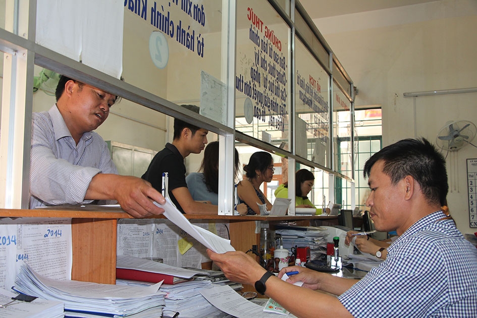 Người dân giao dịch tại Bộ phận một cửa UBND phường Ea Tam, TP. Buôn Ma Thuột.