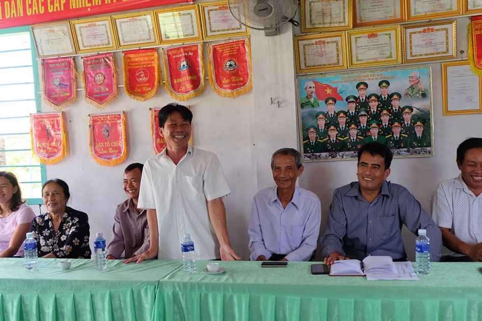 Các thành viên là nam giới của Câu lạc bộ "Gia đình phát triển bền vững" (thôn Quyết Thắng 2, xã Ea Tyh, huyện Ea Kar) chia sẻ về việc gìn giữ gia đình đầm ấm.