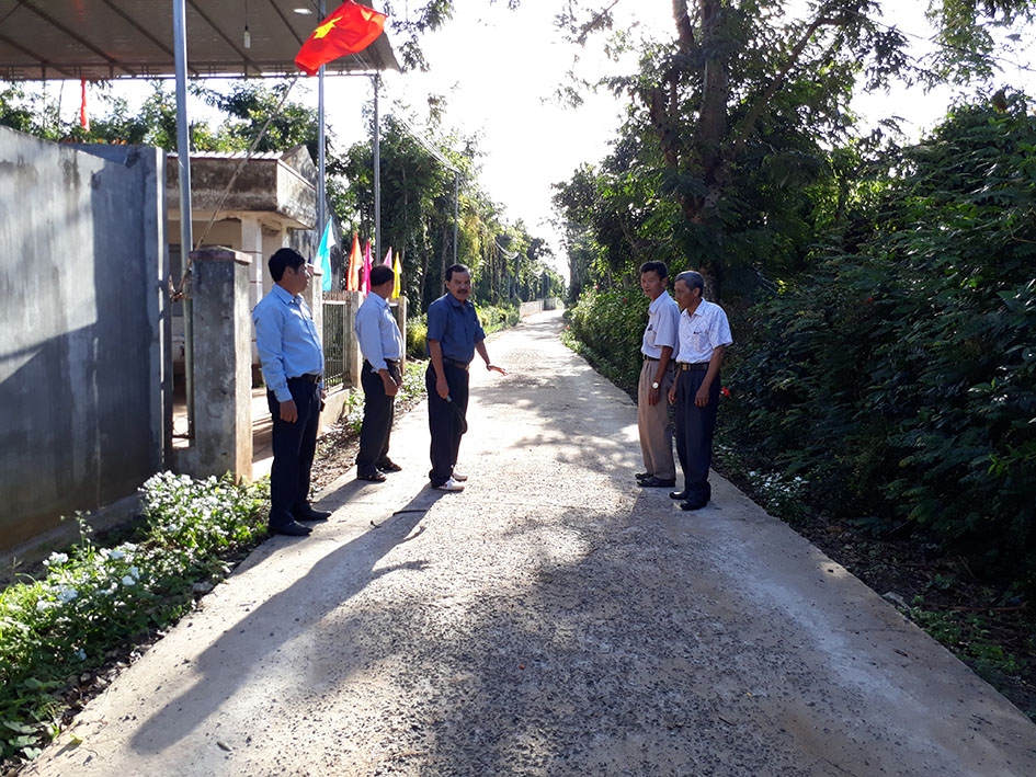Con đường bê tông do các cựu chiến binh thôn 2, xã Ea Bhốk tự nguyện  đóng góp xây dựng. 
