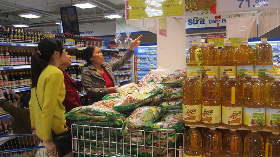 Người tiêu dùng sắm Tết tại siêu thị Co.opMart Buôn Ma Thuột.  