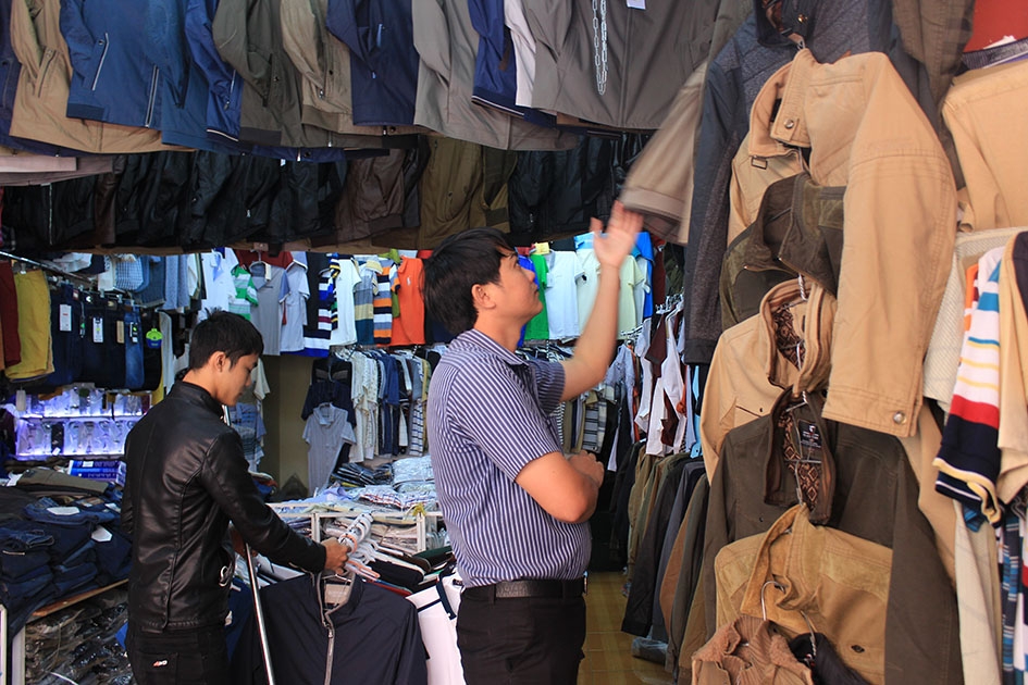 Khách chọn mua quần áo tại chợ Trung tâm Buôn Ma Thuột.  