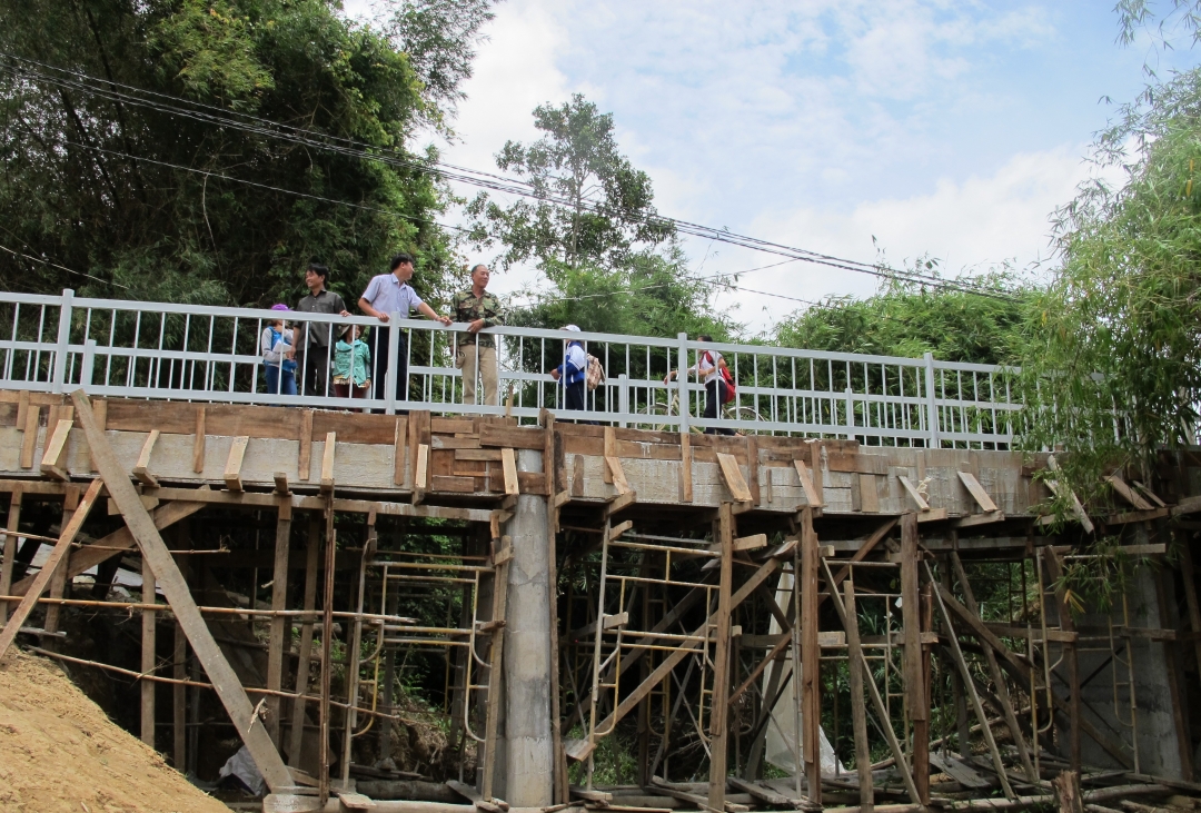 Cầu dân sinh tại thôn Thanh Sơn (xã Vụ Bổn) đang được xây dựng. 