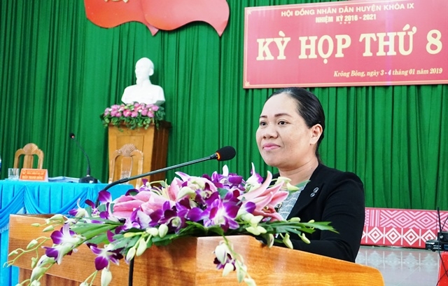 Đồng chí H’Kim Rơ Chăm Phó Bí thư Huyện ủy, Chủ tịch HĐND huyện phát biểu khai mạc kỳ họp. 