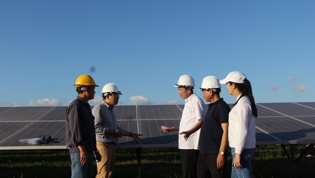 Chủ tịch UBND tỉnh Phạm Ngọc Nghị và Phó Chủ tịch Thường trực UBND tỉnh Nguyễn Hải Ninh kiểm tra khu vực lắp hệ thống pin của Nhà máy điện mặt trời Sêrêpôk 1