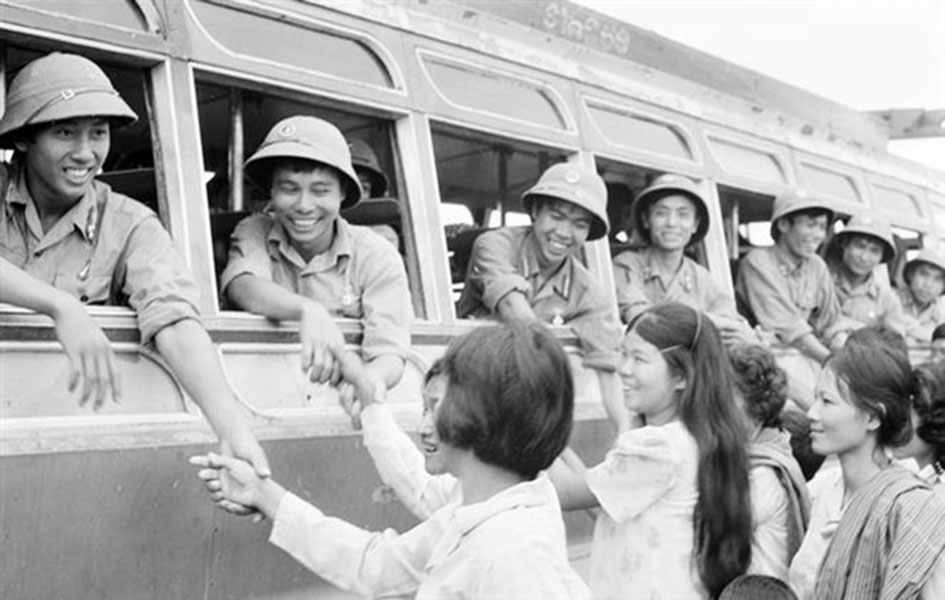 Nhân dân thủ đô Phnom Penh (Campuchia) lưu luyến chia tay các chiến sĩ quân tình nguyện Việt Nam hoàn thành nghĩa vụ quốc tế, lên đường trở về Tổ quốc. (Nguồn: TTXVN)