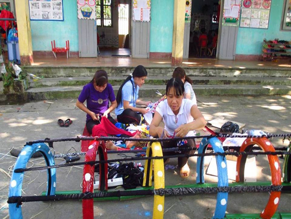 Các cô giáo Trường Mầm non thị trấn M'Đrắk (huyện M'Đrắk) làm bộ trò chơi cho trẻ.