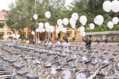 200 chiếc xe đạp được các tình nguyện viên trang trí trước khi trao đến tay các em học sinh