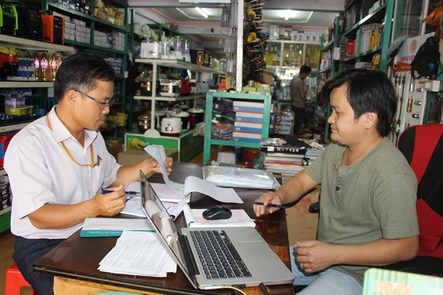 Cán bộ Chi cục Thuế huyện Ea H'leo kiểm tra hóa đơn, chứng từ tại một doanh nghiệp trên địa bàn