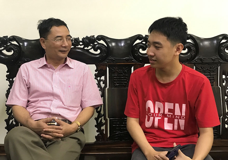 Em Triệu Phan Thế Phương đang trò chuyện với bố về định hướng tương lai. 