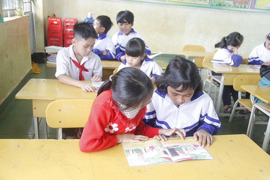 Các em học sinh Trường Tiểu học Võ Thị Sáu đọc sách tại lớp. 