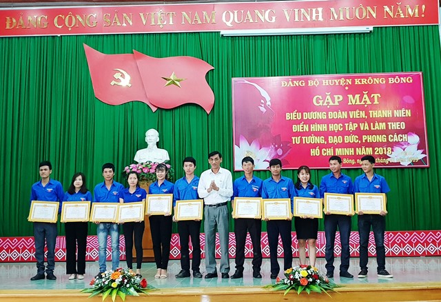Bí thư Huyện ủy Krông Bông Lê Nam Cao tặng giấy khen cho các đoàn viên, thanh niên điển hình trong học tập và làm theo tư tưởng, đạo đức, phong cách Hồ Chí Minh.