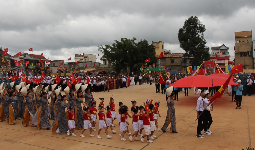 Các giáo viên và học sinh trên địa bàn xã diễu hành tại buổi lễ