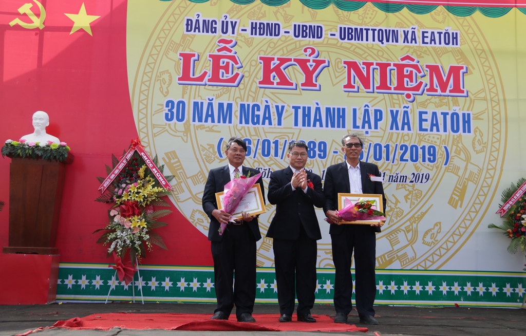 Bí thư Huyện ủy Krông Năng Trần Trung Hiển tặng Bằng khen của UBND tỉnh cho các cá nhân tiêu biểu