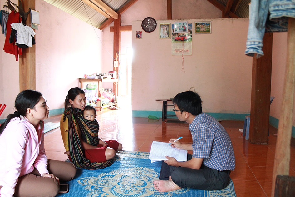 Cán bộ kiểm tra, phúc tra hộ nghèo tại xã Ea Trang, huyện M'Đrắk.   