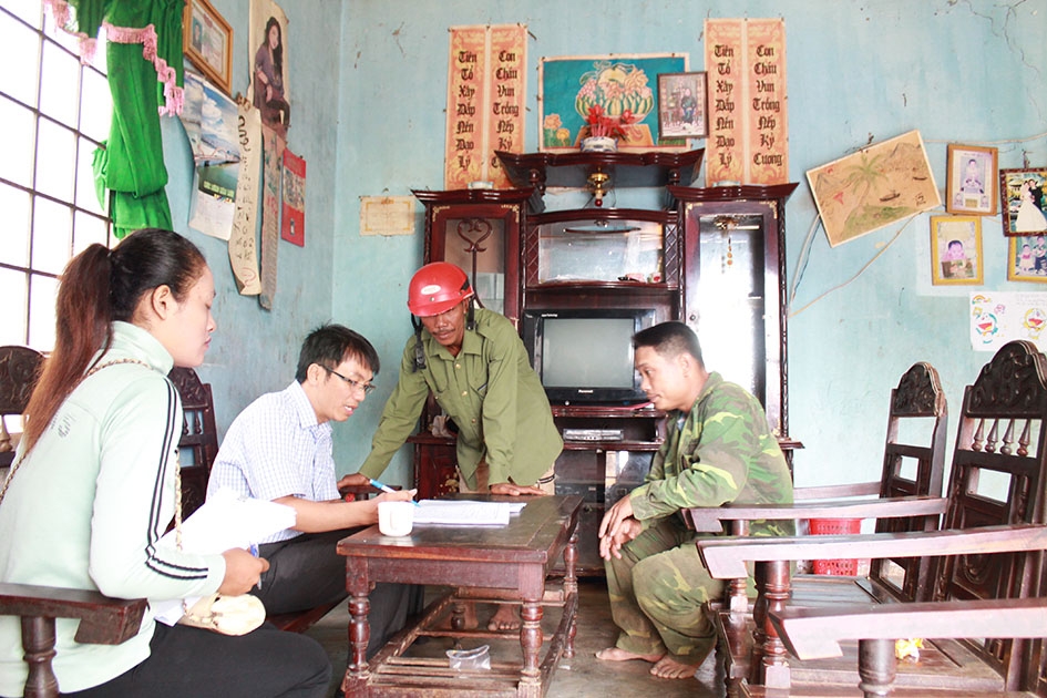 Cán bộ điều tra, phúc tra một hộ nghèo tại xã Nam Ka (huyện Lắk).