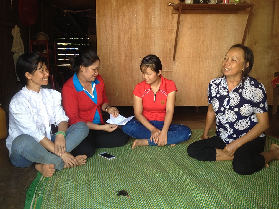 Cán bộ, cộng tác viên dân số xã Ea Kuêh (thứ hai từ trái sang) tuyên truyền về chính sách dân số - KHHGĐ  cho người dân. 