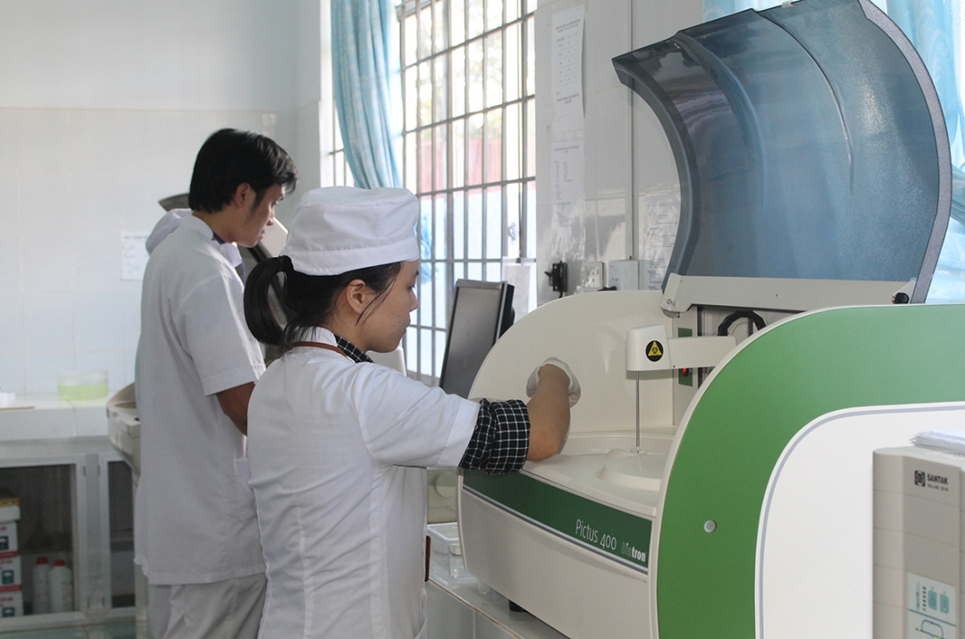 Khoa xét nghiệm của BVĐK thị xã Buôn Hồ được đầu tư trang thiết bị hiện đại.