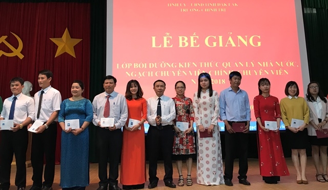 Thạc sĩ Lê Đình Hoan, Hiệu trưởng Trường Chính trị tỉnh trao Giấy chứng nhận quản lý nhà nước ngạch chuyên viên cho học viên.