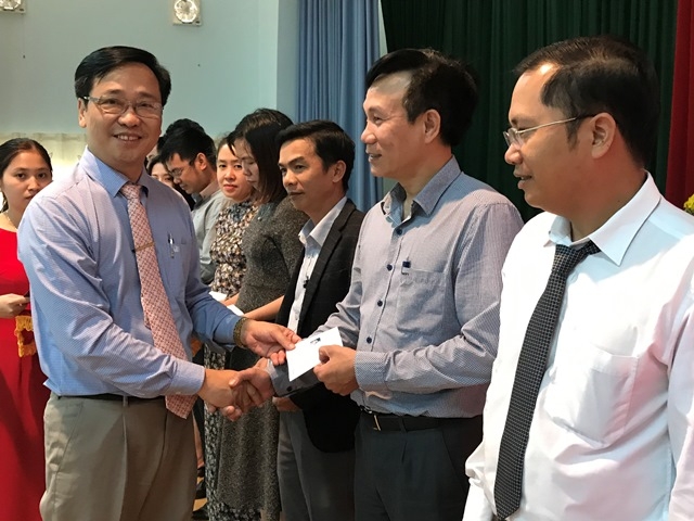 Đại diện lãnh đạo Trường Chính trị tỉnh trao Giấy chứng nhận Quản lý nhà nước chương trình chuyên viên chính cho học viên.