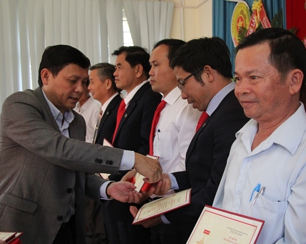 Phó Chủ tịch UBND tỉnh Nguyễn Tuấn Hà trao huy chương của Bộ Kế hoạch và đầu tư tặng cho các cá nhân có nhiều cống hiến cho ngành