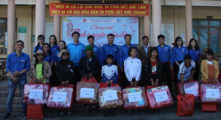 Các hộ gia đình có hoàn cảnh khó khăn trên địa bàn xã Bông Krang nhận quà từ chương trình.