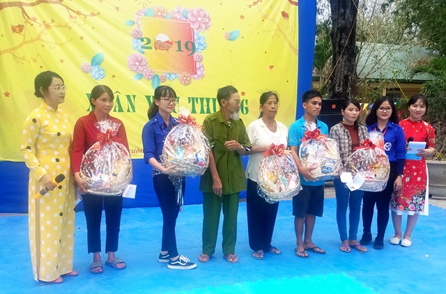 Ban tổ chức trao quà cho các gia đình chính sách trên địa bàn xã Krông Na.