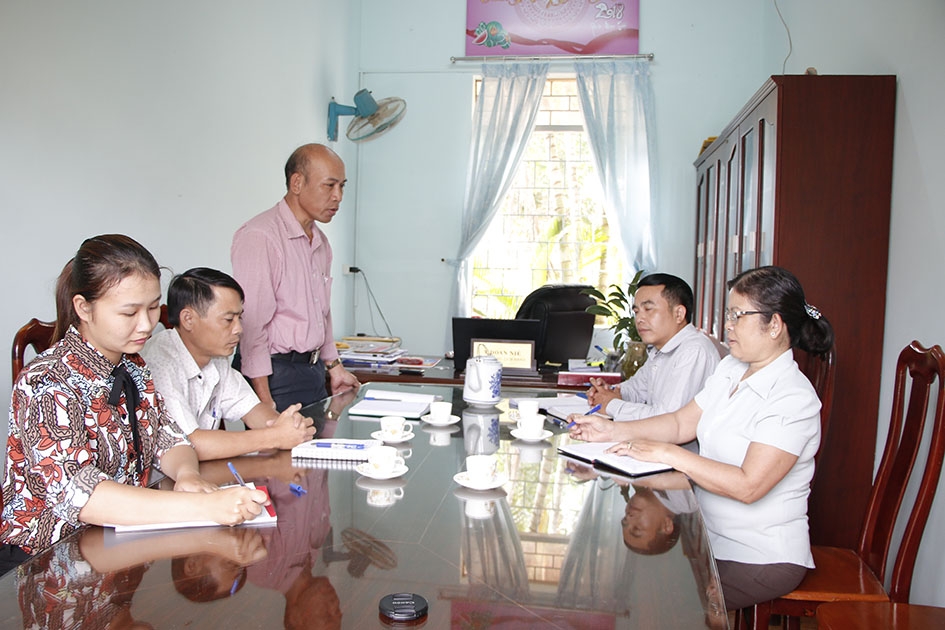 Đảng ủy xã Hòa Phú thảo luận các giải pháp nâng cao chất lượng công tác dân vận tại địa bàn.